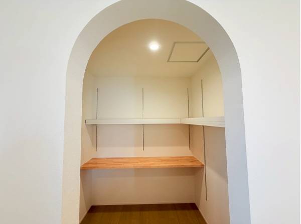 キッチンの背面には約2帖もの大容量パントリー！