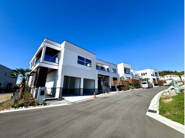 周囲は綺麗な建物が並びます