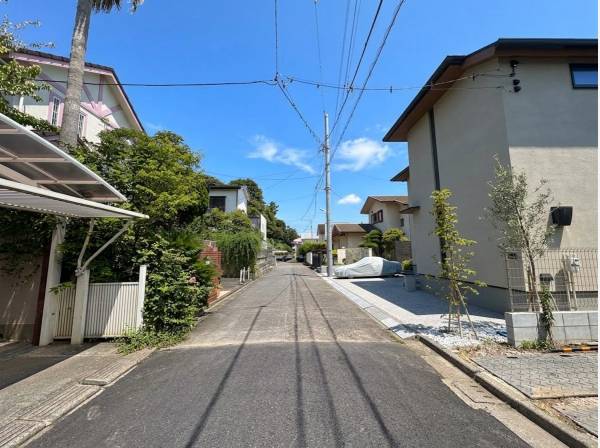 前面公道　幅員約4.9ｍで駐車も余裕のアプローチ