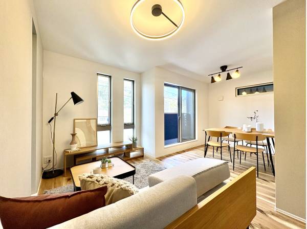 逗子の景色が広がるリビング