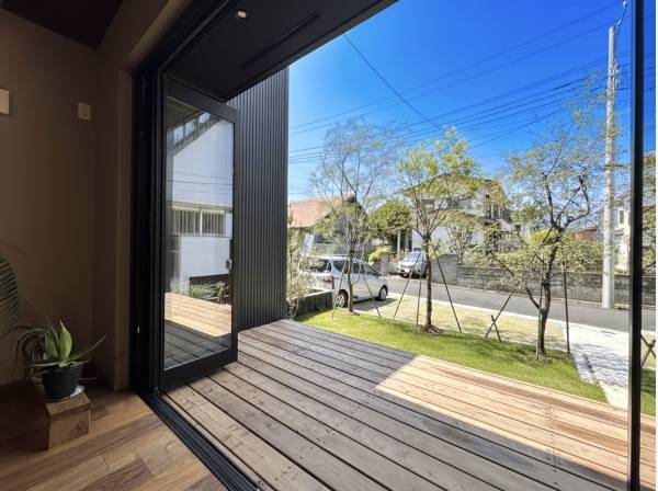 フルオープンサッシで一体感あり
