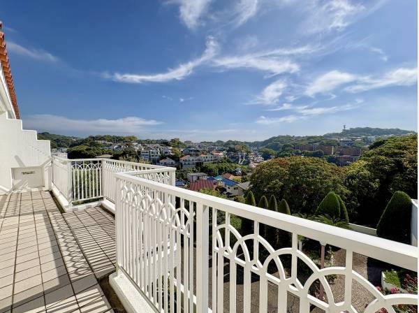 高台より緑や海を望むロケーション