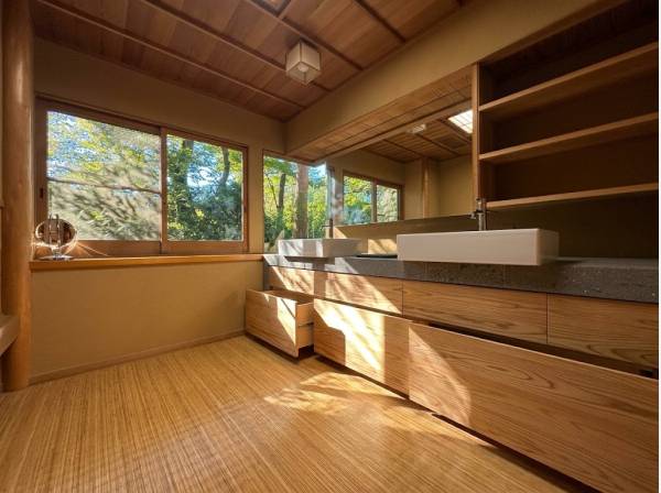 緑の借景を感じるパウダールーム