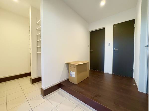 玄関スペースは広々とした空間