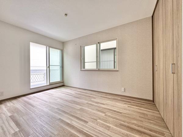 二面採光で明るさを確保。主寝室にも最適な一部屋。