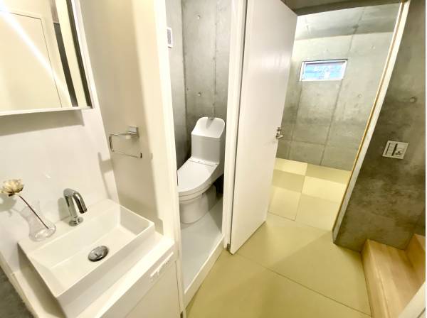 半地下室には洗面&トイレを完備