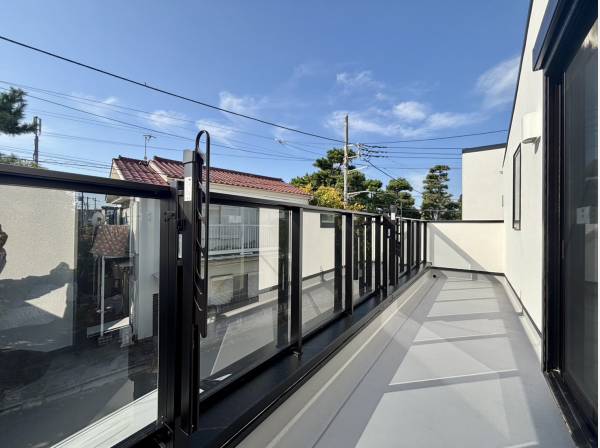 ガラス張りが特徴的なバルコニー部分