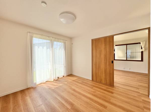 掃き出しの窓からは、大きな庭へと出ることもできます