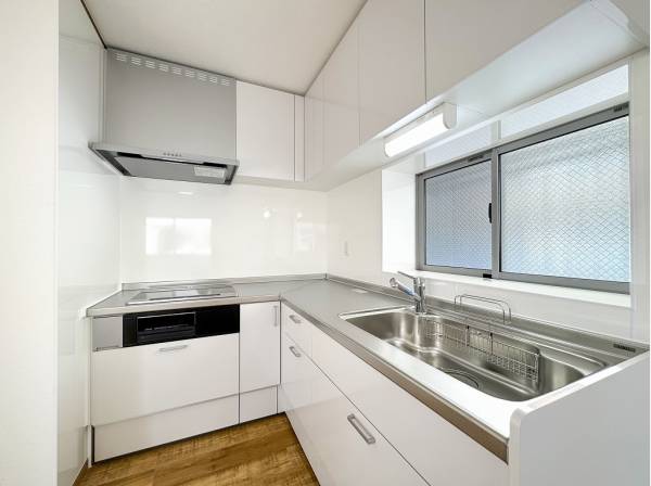 L字のキッチンも新規交換によりピカピカです