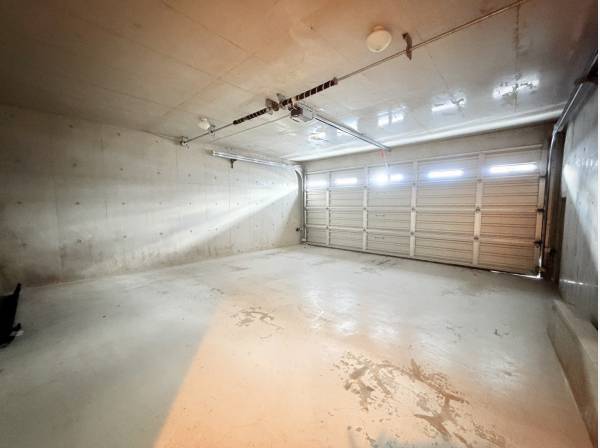 広いシャッター付きのガレージ