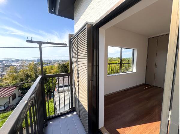 ２階洋室の眺め、三方角部屋の快適な寝室となります。