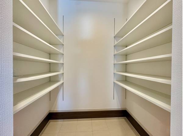 玄関には、大きな（約２帖）SICを完備。この大きさがあれば安心です。