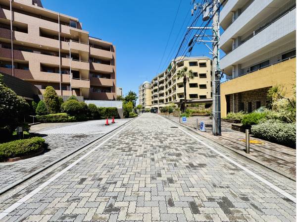 前面道路はインターロッキングで、リゾート地に来たような感覚になります。