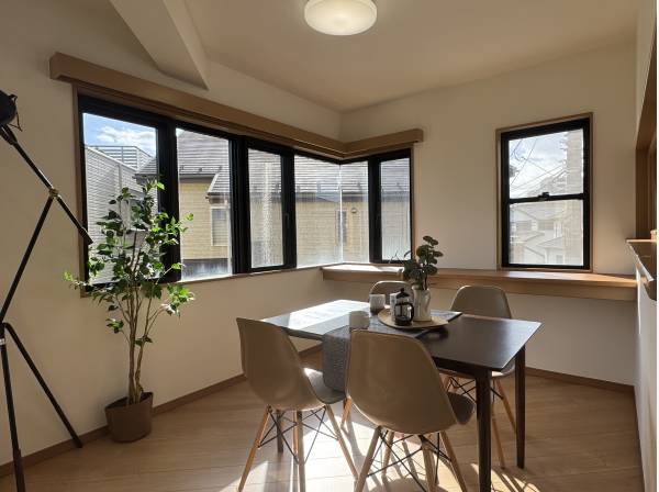 RC造ならではの静寂と、角地の陽だまりに包まれる心地よいリビング