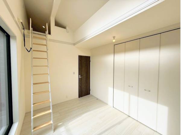 ロフト付き洋室