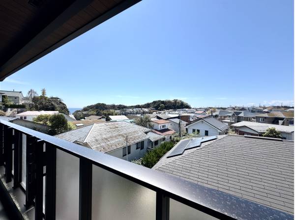 バルコニーから先は開けた景色