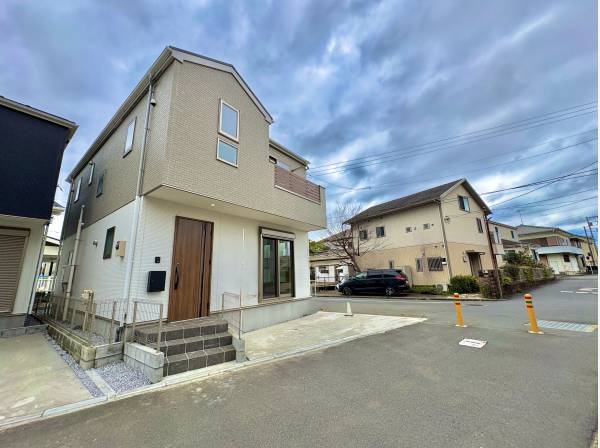 前面道路には車止めがありますので、限られた住民の車しか通行しません