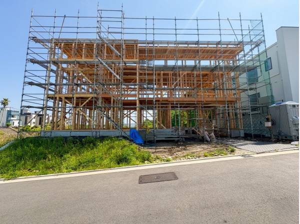 前面道路も広く開放感があります。