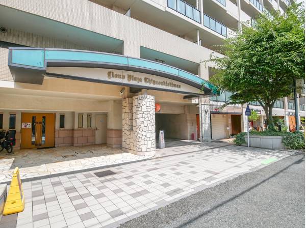 重厚感のあるエントランスには海街らしいブルーのアーチ