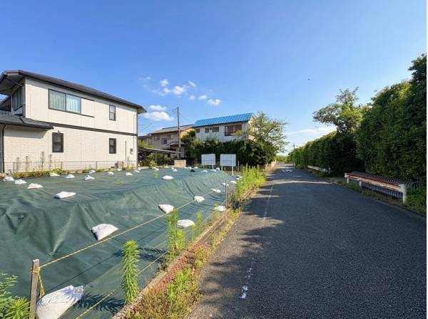 前面道路もゆとりの広さです。