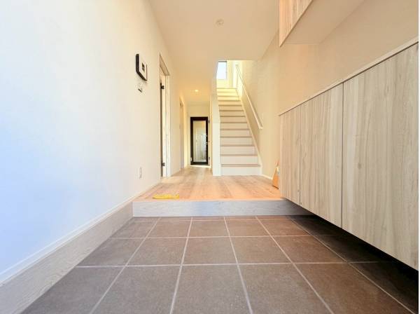 エントランスは広々空間、突き当たりにはガレージと繋がる勝手口