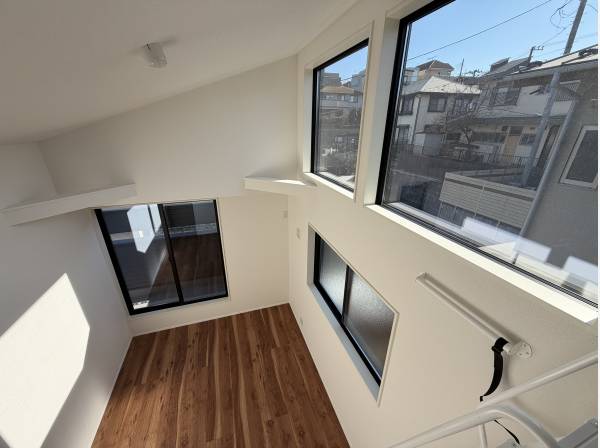 窓と照明がありここで寝ることもできるロフト