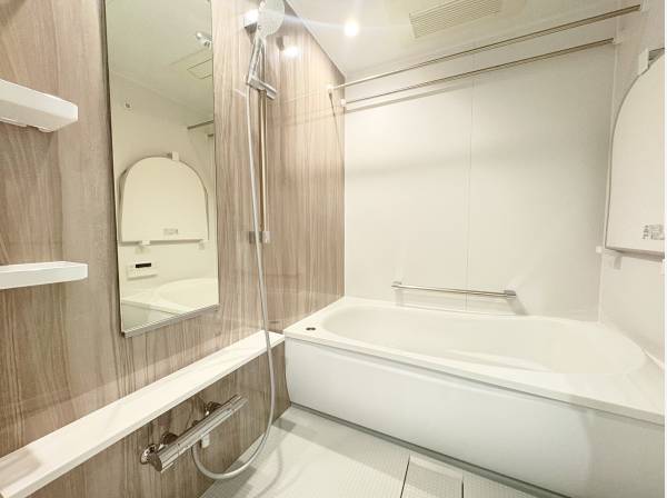 足を伸ばしてゆったり浸かれる一坪バス。一日の疲れを癒す場所に。