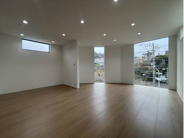 大きな窓が特徴的なLDKは約20.3帖ございます。