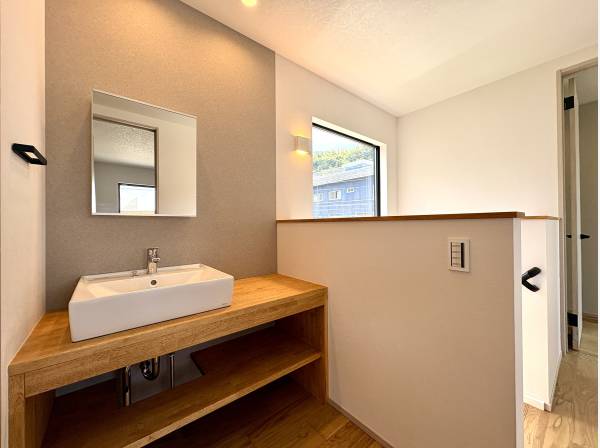 2階にも造作洗面台