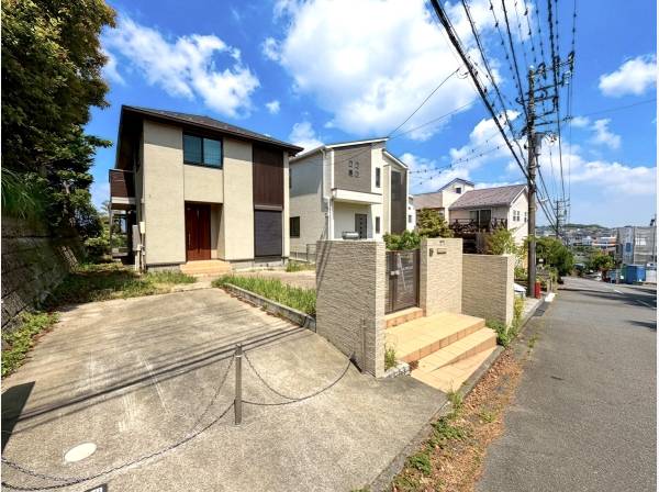 住友林業施工による、洗練されたデザインと緑に囲まれた現地。