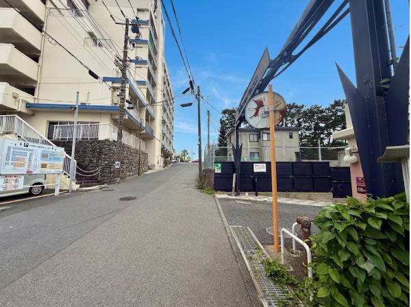 周辺は閑静な住環境　歩道も整備されており歩きやすいです
