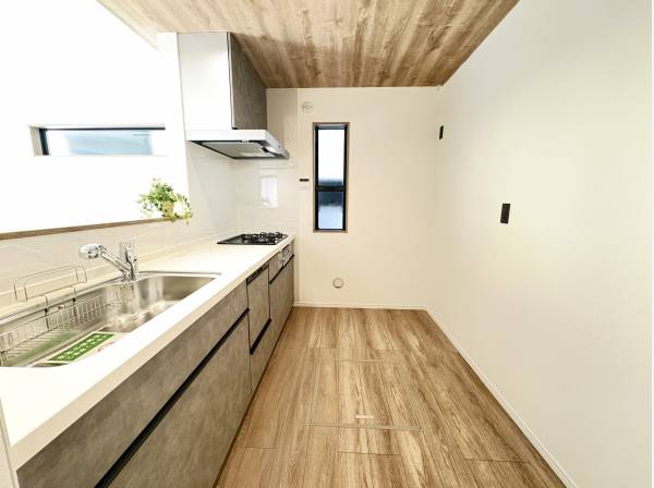 キッチンは下がり天井になっており、空間のメリハリも生まれます！