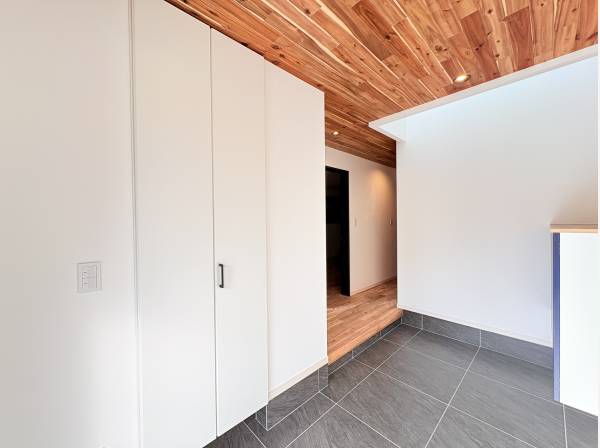 収納力なる一部吹き抜けの玄関ホール