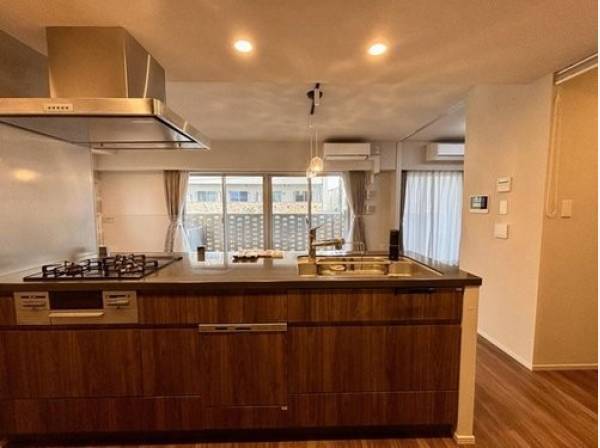 会話が広がる対面キッチン。食洗機と豊富な収納を装備