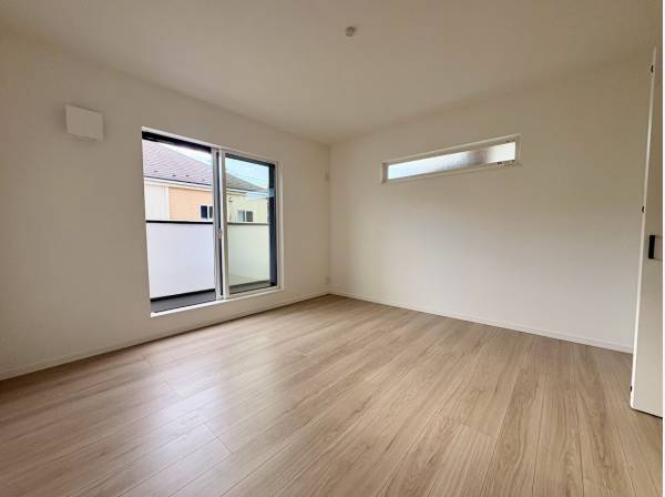 2階洋室も陽当たり良好です！