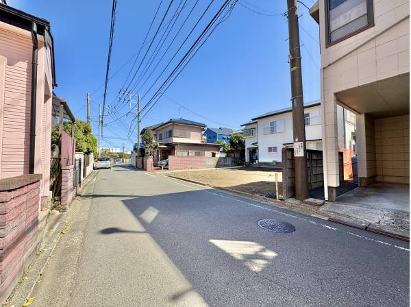 道路とフラットの敷地ですので、車庫位置も自由にお決めいただけます。