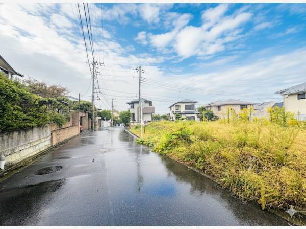 前面道路は幅員約6m、開放感があります