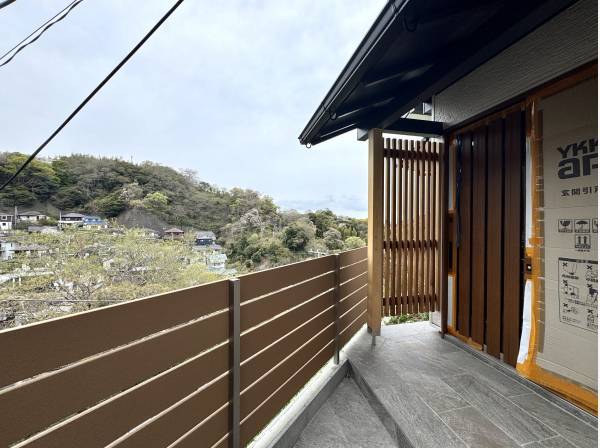 バルコニーからも鎌倉の山並みを身近に感じます