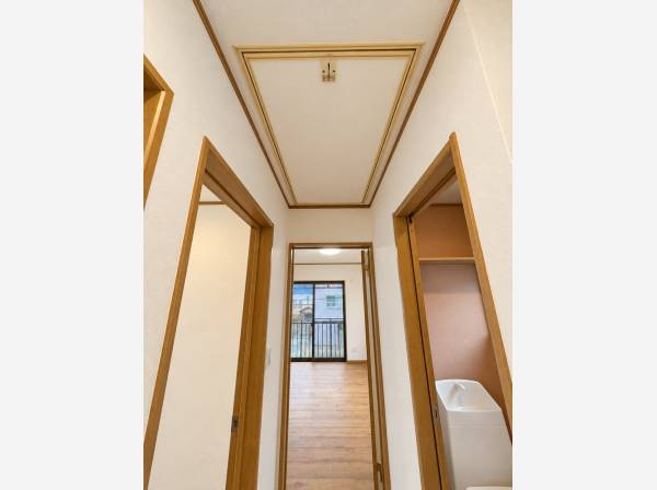 廊下の天井に屋根裏収納の入口を設け、お部屋をすっきり使える住まいです。
