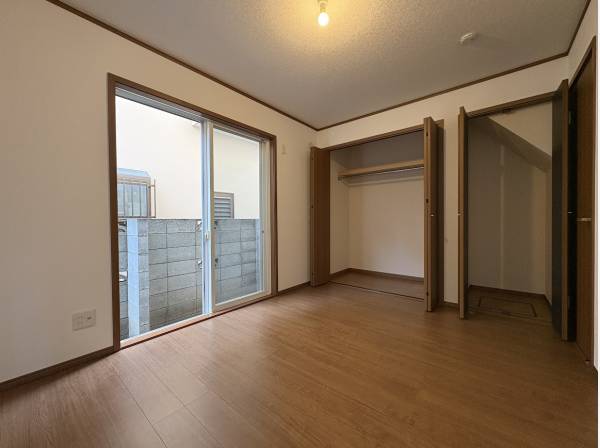 収納も多く安心な洋室