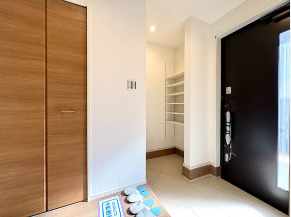 玄関は収納たっぷり。シューズインクローゼットもございます。