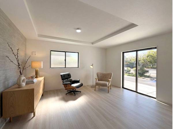 緑を感じることができるリビング。家具・小物はAIによるイメージ