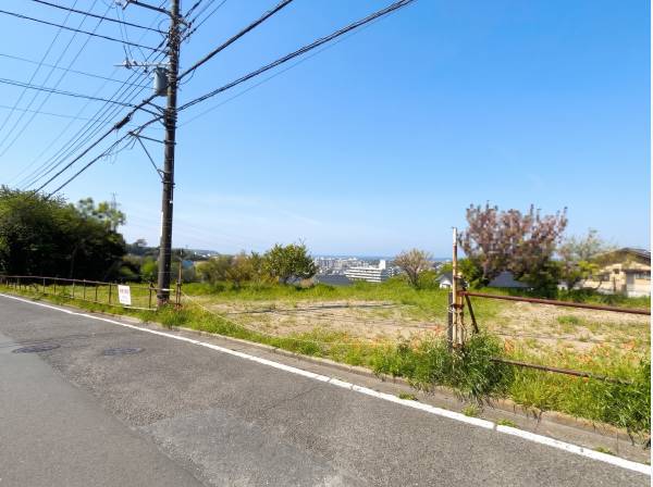 前面道路もゆとりがあり車の出し入れもスムーズに