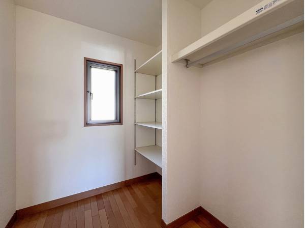 可動棚やハンガーラックが備わった使い勝手の良い納戸