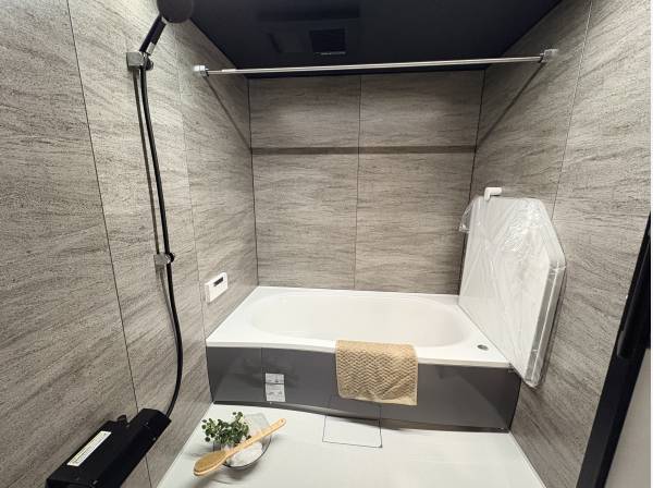 石目調のパネルで統一されたシックなバスルームです