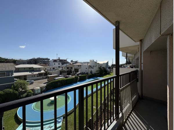 陽当たりが良いバルコニーで洗濯物干しも重宝します。