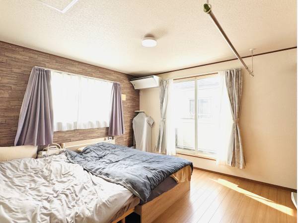 ２面の採光で明るい居室です