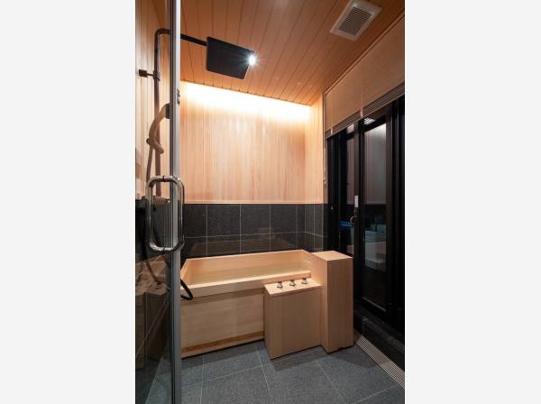 檜ぶろ/温泉に浸かりながら、日頃の疲れを癒してください