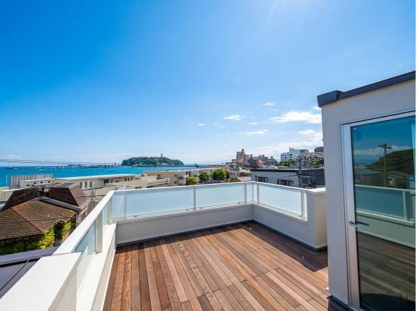 別アングルから見るルーフバルコニーと海の景色