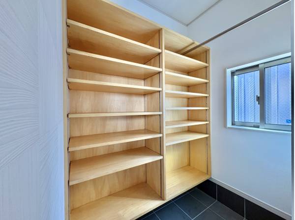 玄関にはSICを配置、趣味のアイテムをたくさん収納できます